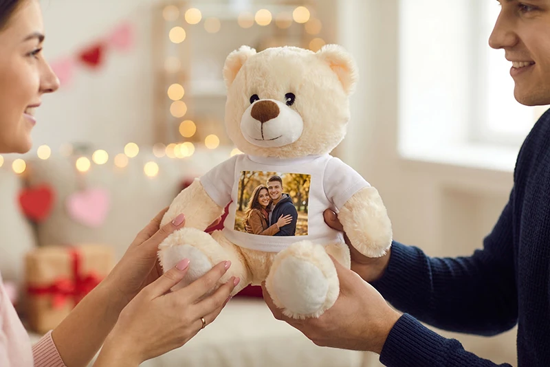 Белый плюшевый мишка с напечатанным фото пары на футболке — романтичный подарок от Postifoto