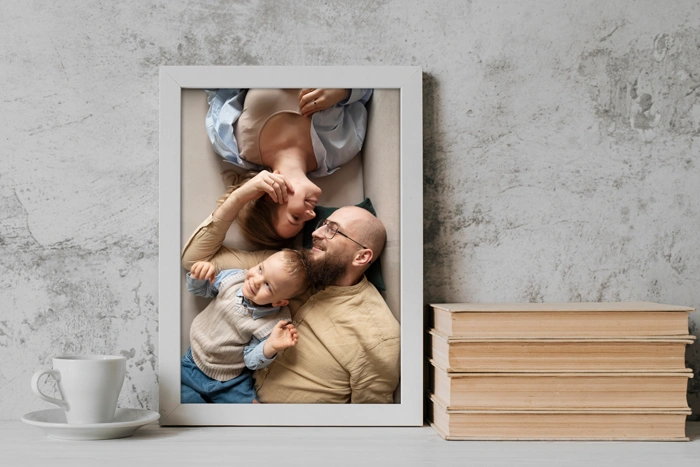 Фотографии 21х30 (А4) в рамке на полке рядом с полками