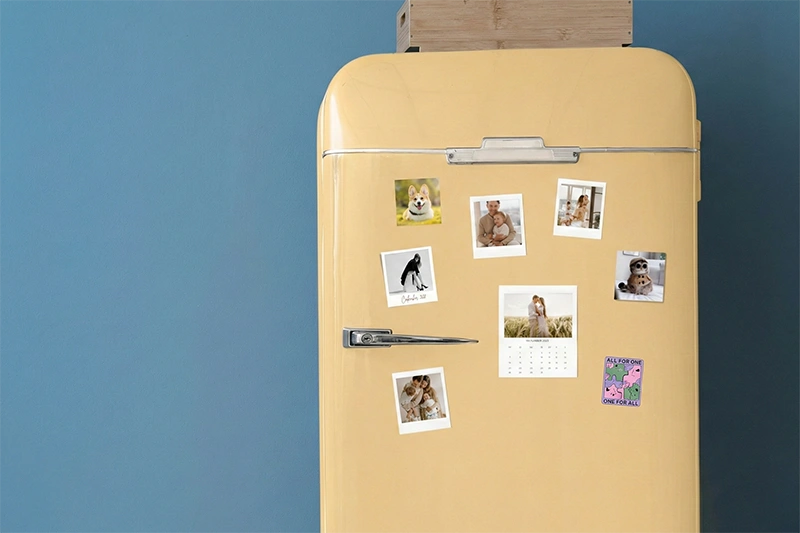 Polaroid-stiilis fotomagnetid ja fotoga magnetkalender kollasel retrokülmkapil