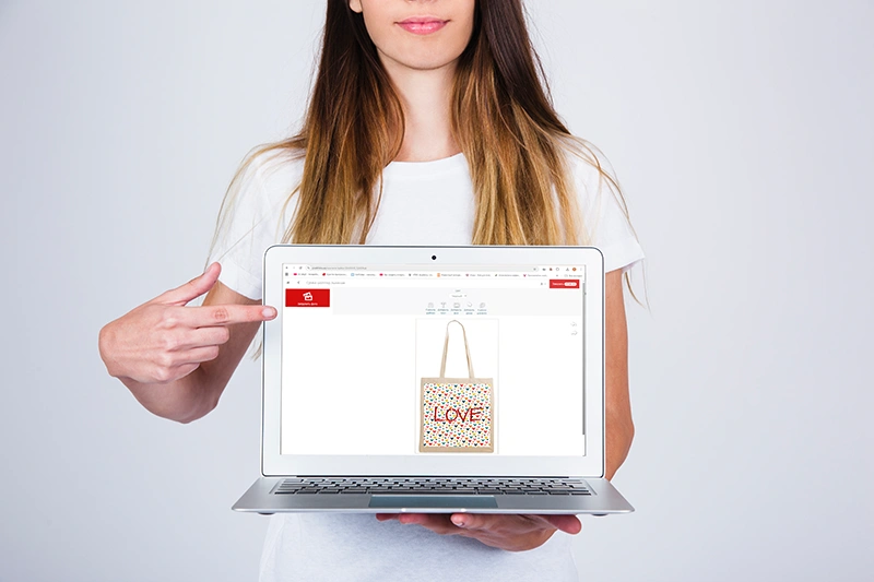 Riidest koti individuaalse disaini loomise protsess veebidisaineris. Näide oma foto ja teksti lisamisest ökokotile enne tellimist