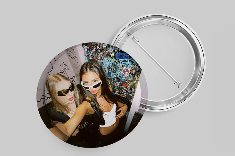 Закатной значок с печатью фото: вид спереди и сзади с металлической булавкой